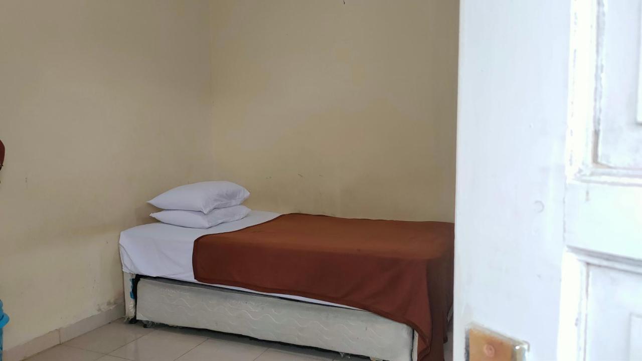 Oyo 90090 Adhyaksa Syariah Hotel 2*